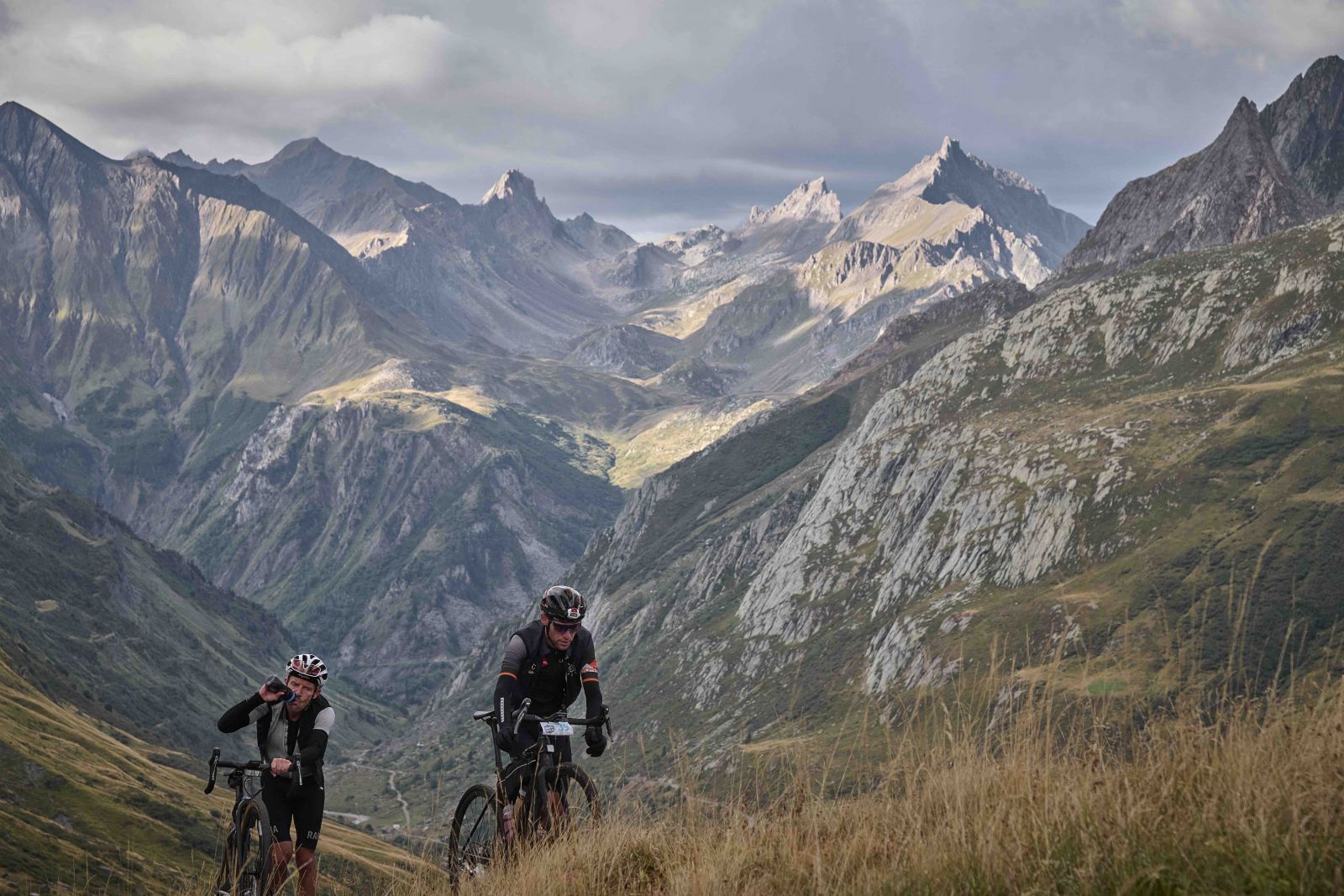Perché à 2500m d'altitude, le Grand Col Ferret alterne des portions sur le vélo et parfois à pied
